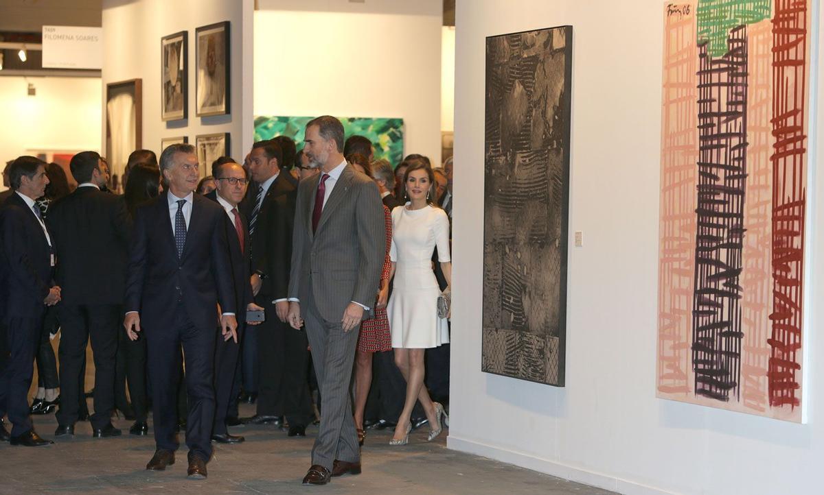 Letizia Ortiz en ARCO junto a Mauricio Macro y Felipe VI