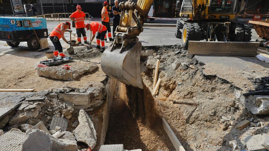 El reventón de una tubería restringe el tráfico en César Augusto y deja sin agua a dos edificios