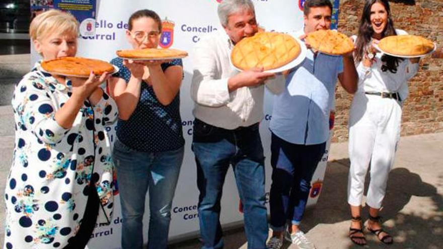 El alcalde de Carral (c) y panaderos de la localidad.