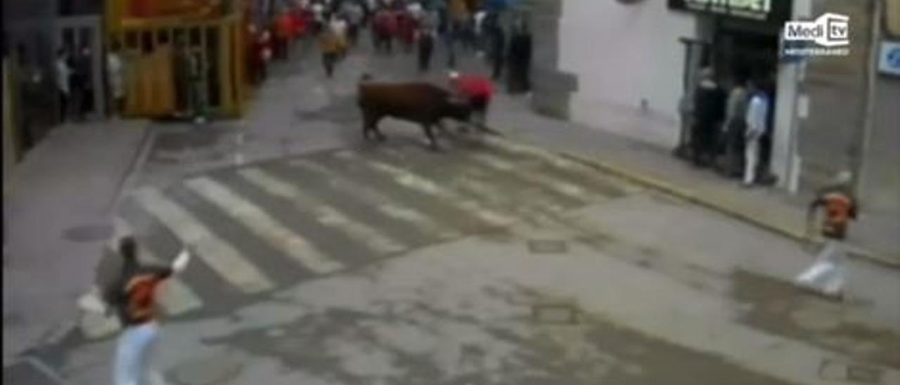 Cogida del segundo toro de la tarde de la Fira d'Onda