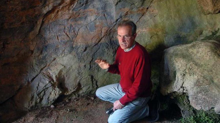 Adolfo Rodríguez Asensio, en la cueva de La Lluera, el día de su apertura en el año 2008.