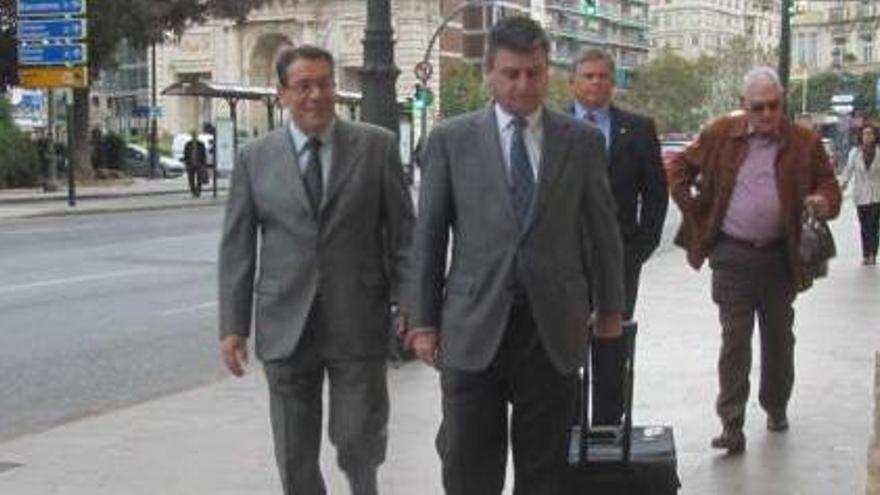 El abogado Vicente Grima, el exalcalde Pedro Hernández, el edil Eduardo Gil y el exconcejal Pascual Ortiz, ayer.