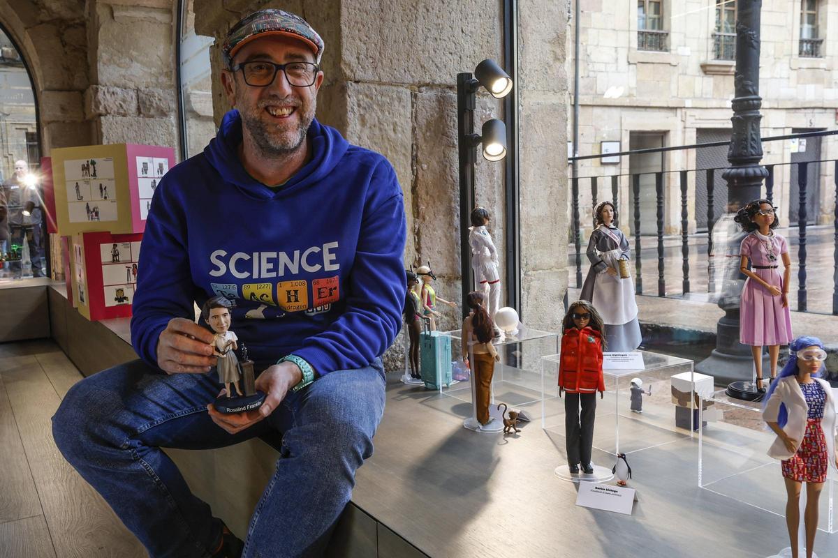 José Montejo, con la muñeca de Rosalind Frankling, en la exposición "Tengo una muñeca vestida de científica", en Oviedo.