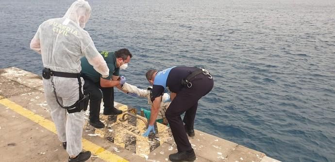 Llega un cayuco al muelle de Arinaga con 55 ocupantes