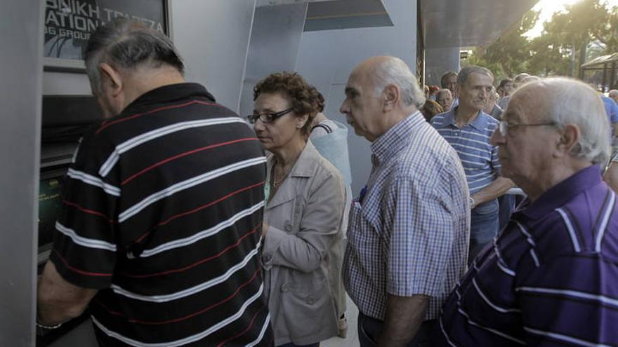 Largas colas de jubilados en los bancos griegos