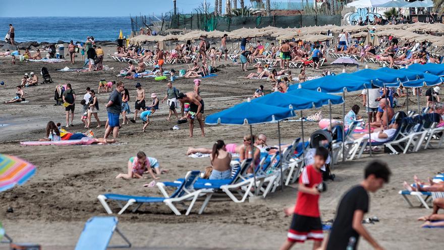 La Semana Santa llena las playas del Sur de Tenerife