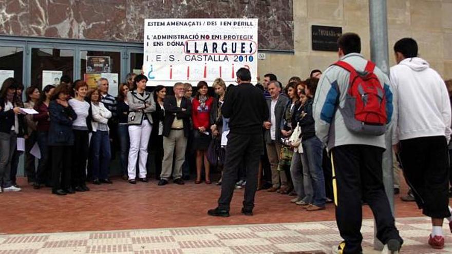 Dos alumnos observan la concentración de protesta de los profesores del instituto de Castalla a las puertas del centro.