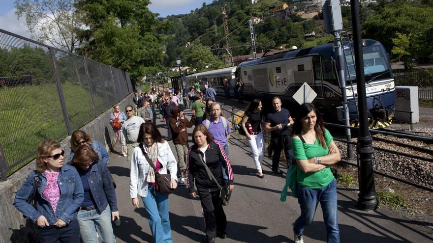 El verano ferroviario en el valle del Nalón: ni Tren de la Biosfera ni corte de la línea de Feve