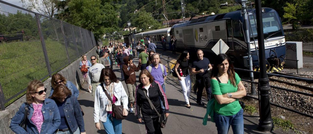Viajeros del Tren de la Biosfera, en uno de los recorridos de la primera etapa, salen del convoy en el apeadero de San Vicente. | Fernando Rodríguez