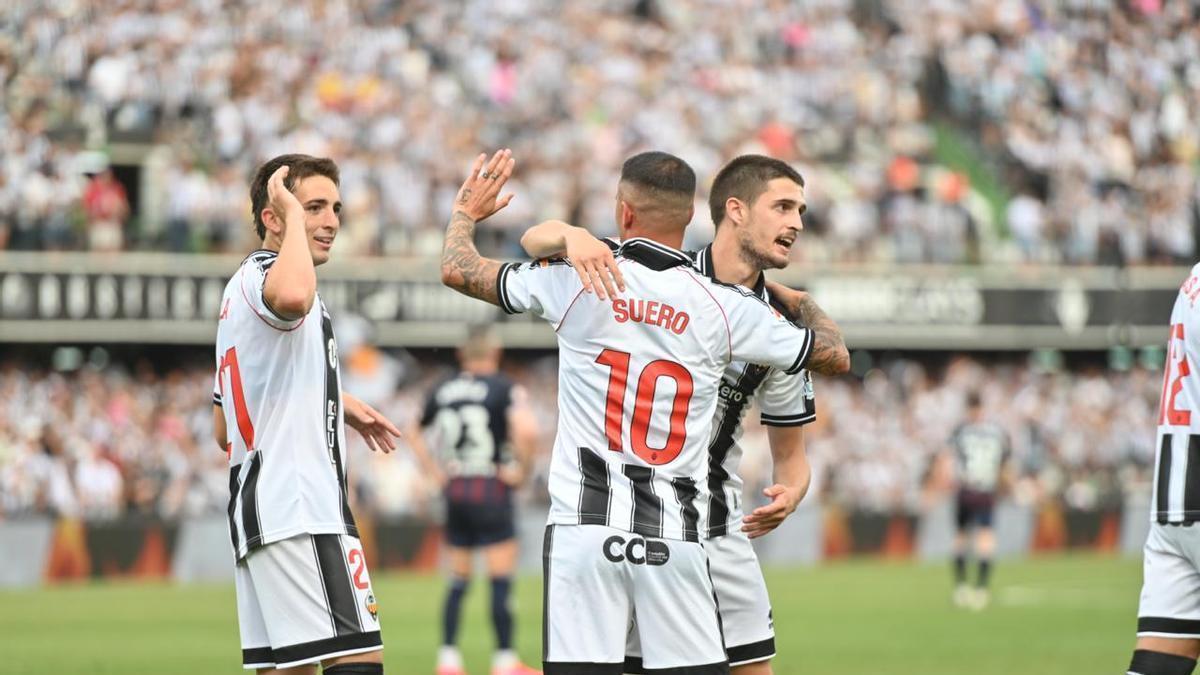 Cala, Sueor y Gere se felicitan tras el 2-1