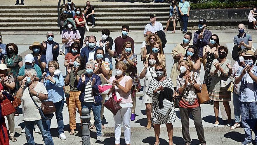 Asistentes al acto, en la Avenida Montero Ríos.