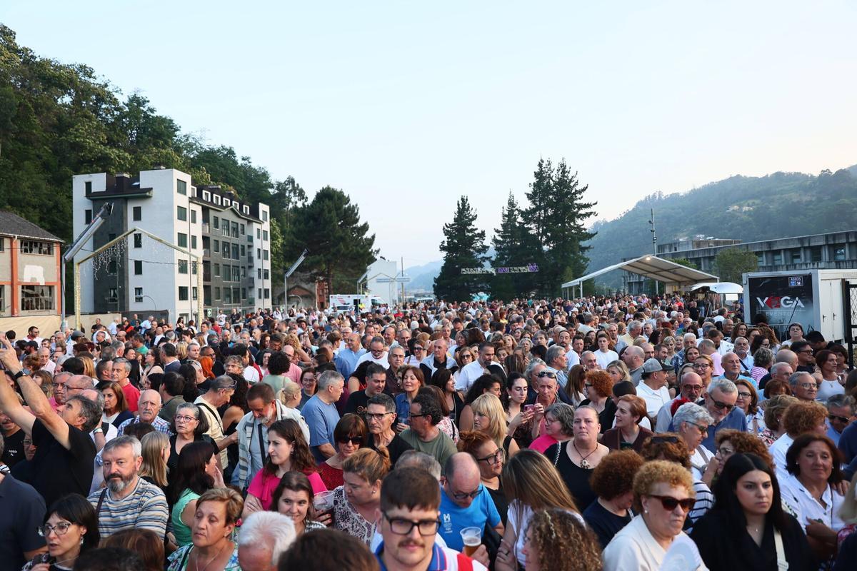 EN IMÁGENES: Concierto de Víctor Manuel por San Xuan en el Pozu Barreo