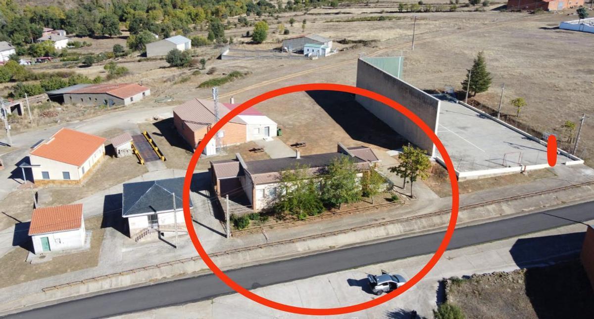 En el círculo rojo las escuelas que se reconvertiran en Casa Consistorial en Gallegos del Río.