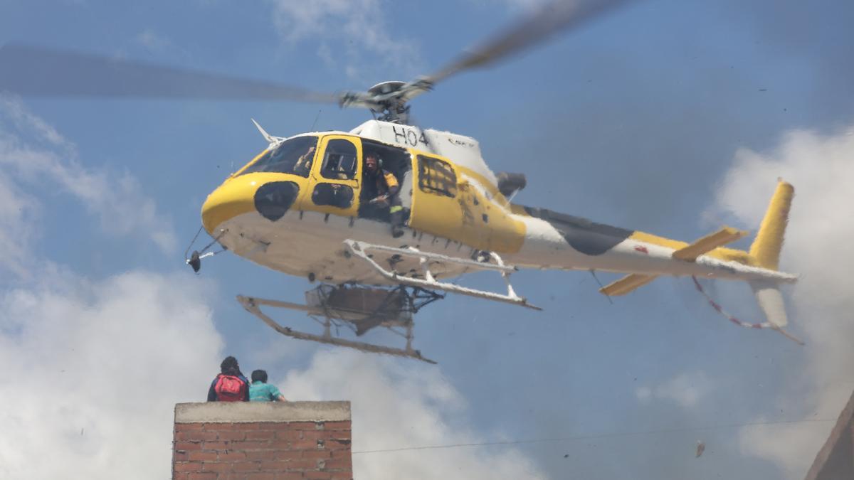 Un helicóptero rescata del tejado a dos de las personas que viviían en el inmueble incendiado