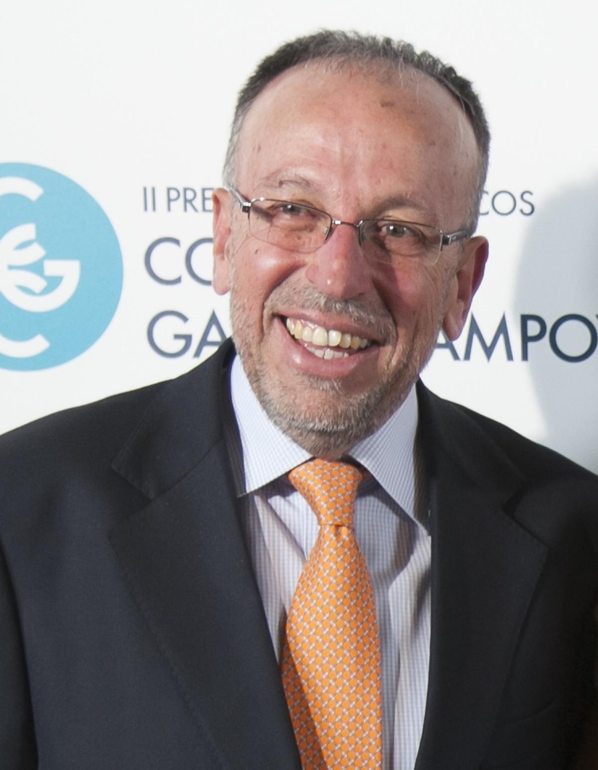 Joan Serra recibe el premio por su trayectoria periodística