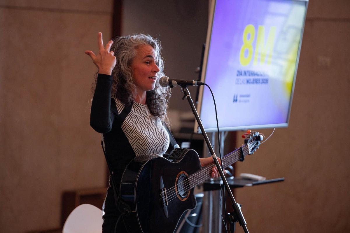 La cantautora Ida Susal durante su actuación este lunes