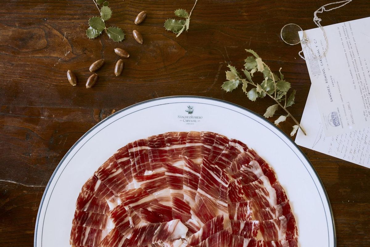 El jamón es un manjar delicioso que marida muy bien con vino