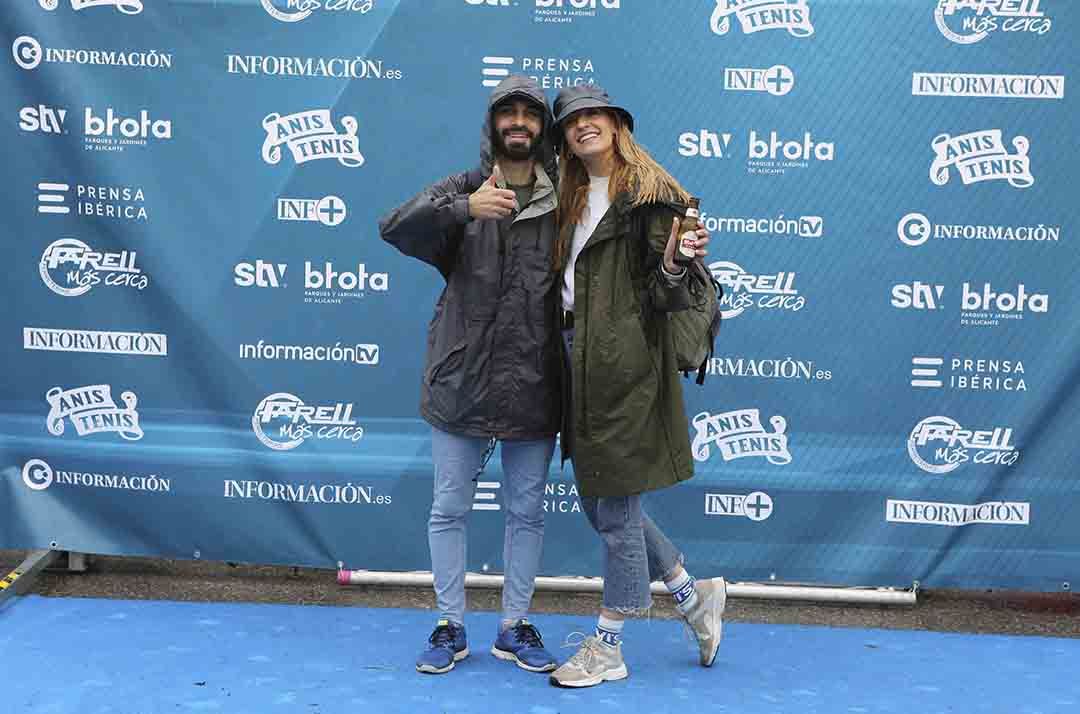 Santa Faz 2022: Numerosos participantes en la romería se fotografían en el photocall de Información