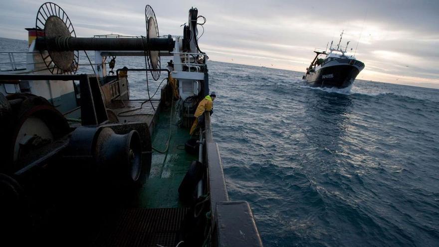 Dos arrastreros en una jornada de pesca de xarda, en una imagen de archivo. | R. S.