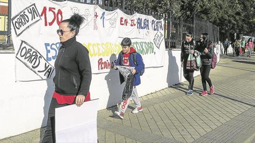 Los padres del colegio cacereño Alba Plata denuncian que no se imparten asignaturas por falta de aulas