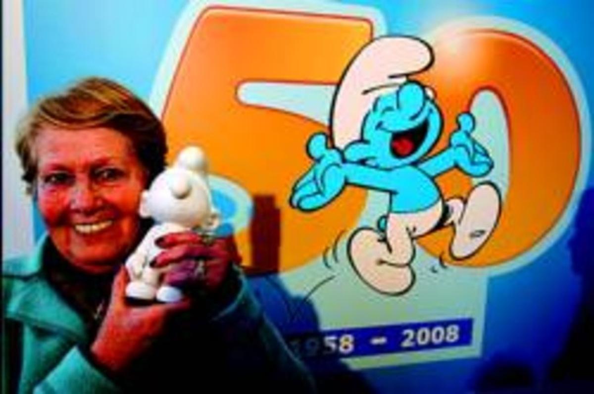 La viuda de Peyo, Nina Culliford, ahir amb un barrufet. La viuda de Peyo, Nina Culliford, ahir amb un barrufet.