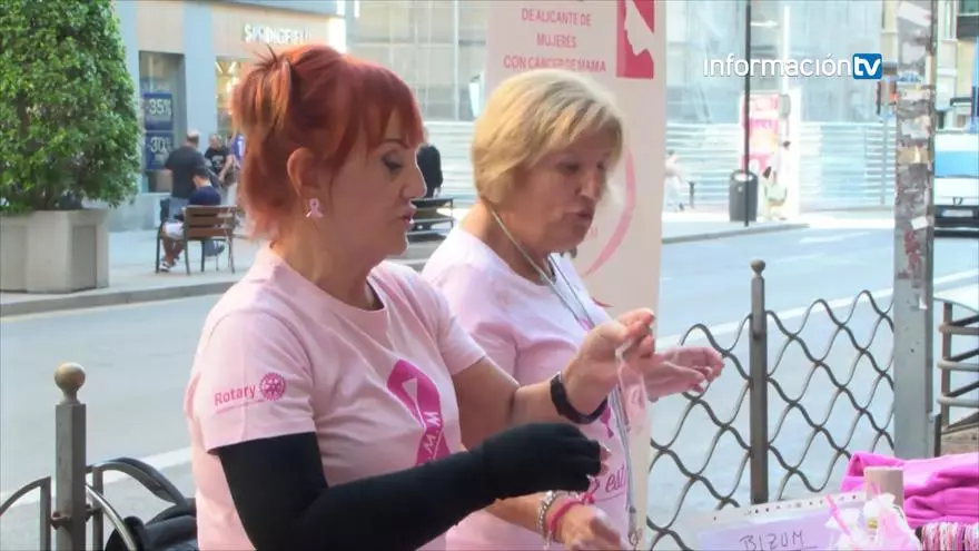 La Asociación Contra el Cáncer de Mama monta un puesto solidario en Maisonnave