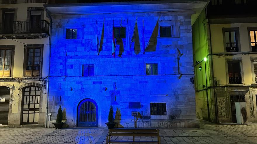 El Ayuntamiento de Ribadesella se ilumina de azul por el Día Mundial del Autismo