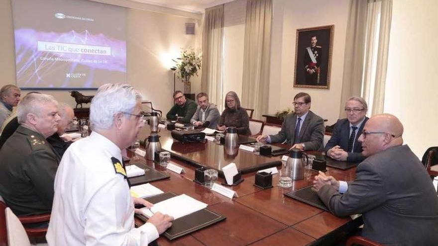 Representantes de Defensa, con el secretario de Estado presidiendo la mesa; el diputado Ricardo García Mira, Julio Abalde, Pilar López-Riobóo, Xulio Ferreiro, Alberto Lema y, frente a él, Roberto Teijido.