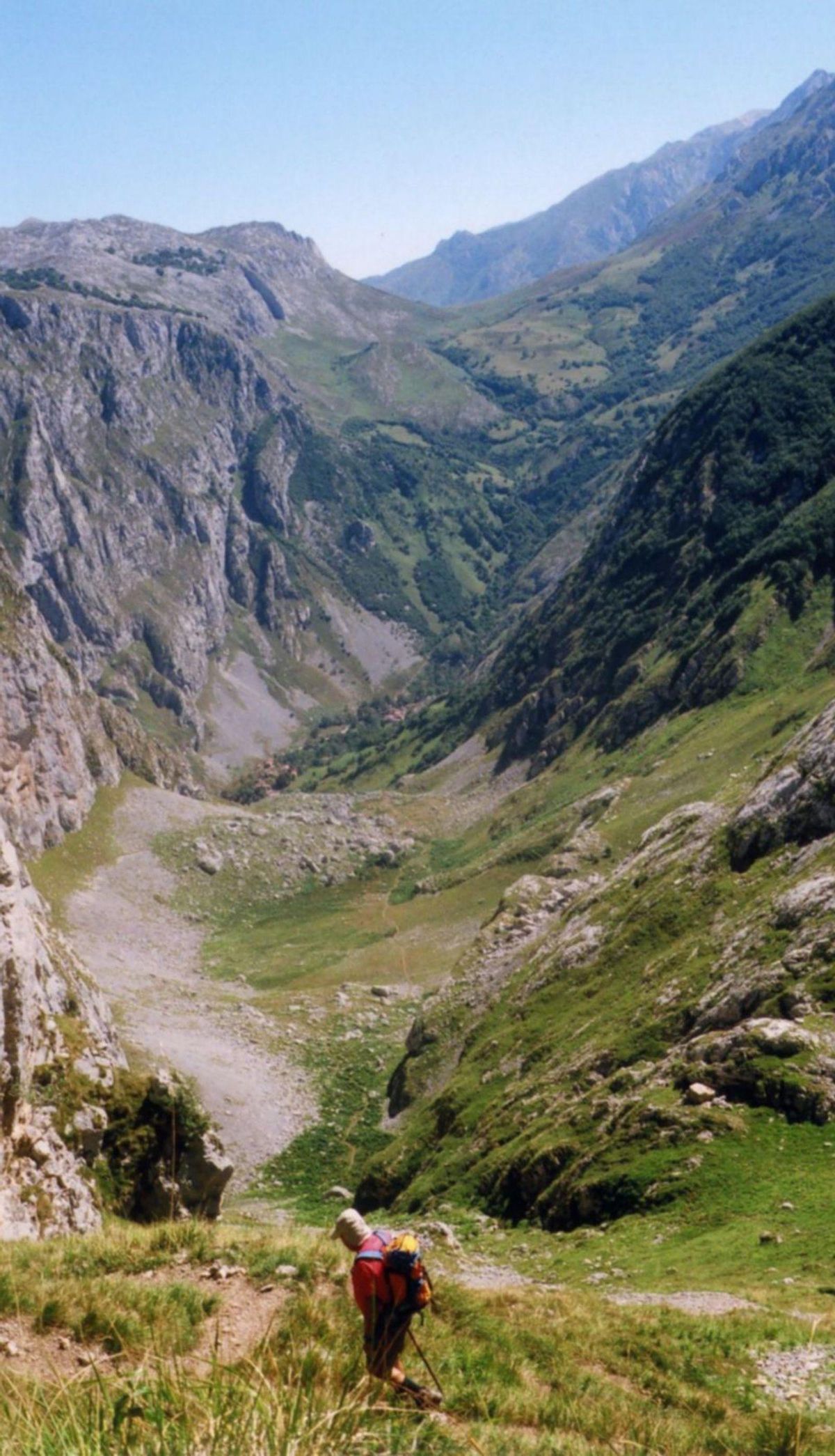 Jorge Toraño, en la Canal de Amuesa, cerca de su coronación. Abajo se ven los dos barrios de Bulnes y, en lo alto, el collado de Pandébano.