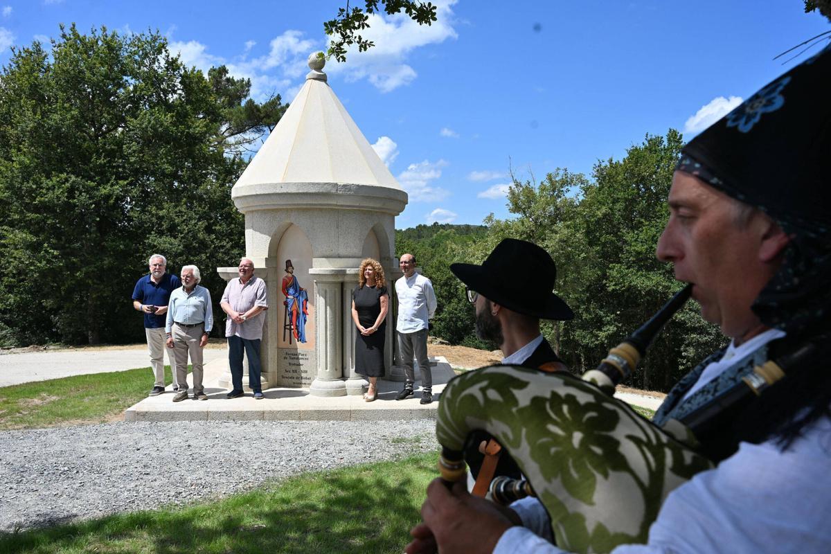 Templete realizado por alumnos do Centro Integrado de FP Cantería de Galicia en Poio para a Insua dos poetas