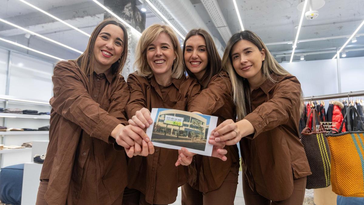 El segundo premio de la Lotería de Navidad sonríe a la plantilla de Bimba y Lola en Santiago