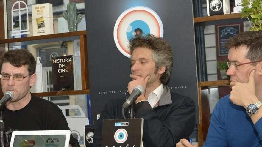 Thomas Kruithof, en el centro, ayer durante su charla.