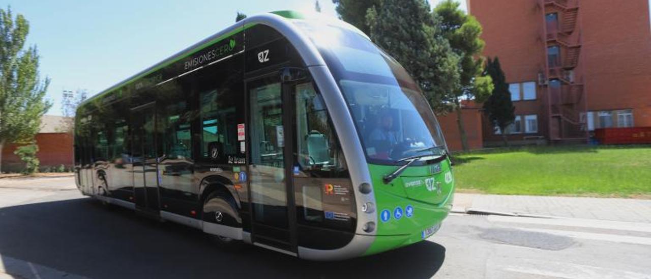 Uno de los autobuses eléctricos que ya circulan por las calles de la capital aragonesa.  | ANDREEA VORNICU