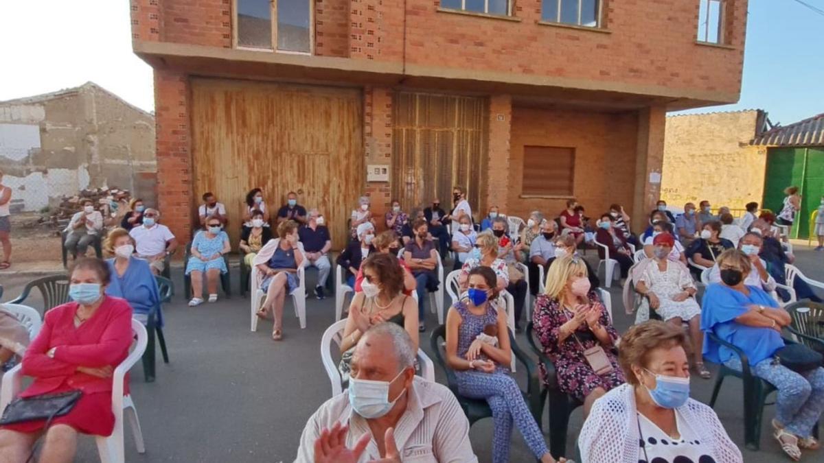 Vecinos de Fuentes de Ropel durante una actividad el pasado verano.