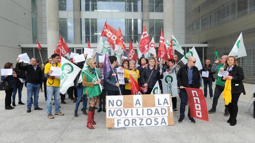 Funcionarios se concentran en la puerta de los juzgados.