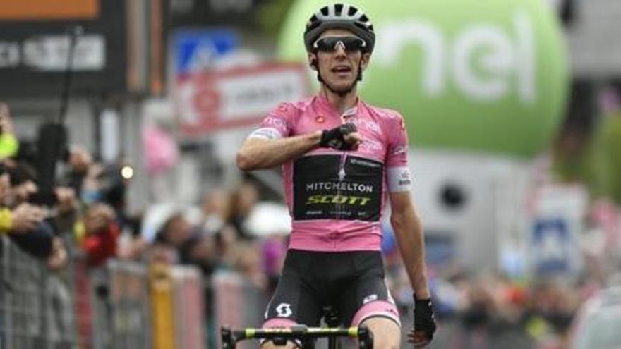 El líder del Giro Simon Yates s&#039;exhibeix als Dolomites