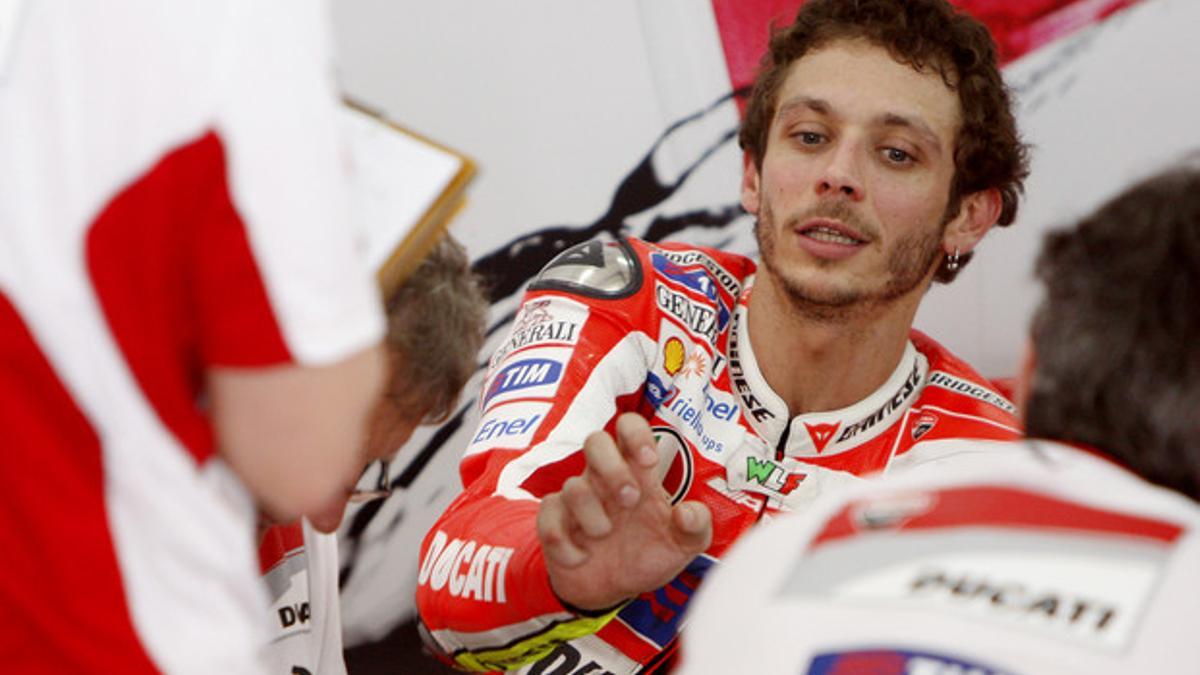 El piloto de Ducati Valentino Rossi habla con sus mecánicos tras el GP de Malasia, el pasado marzo.