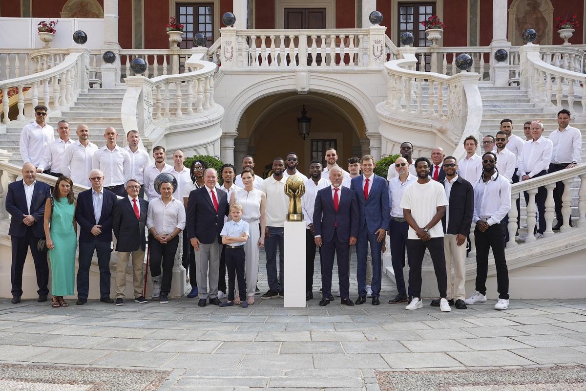 Chima Moneke, just darrer del príncep Albert de Mònaco, en la recepció pel títol de lliga