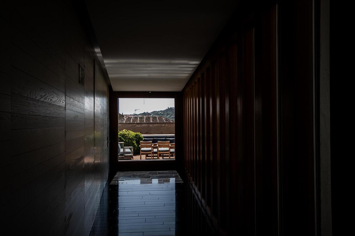 Vista del pasillo que conecta las habitaciones con la terraza superior del hotel.