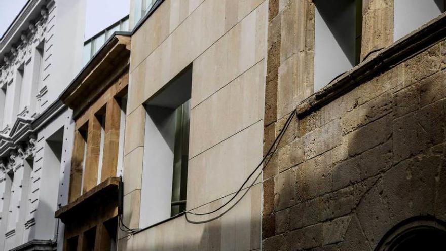 Algunos de los cables que &quot;adornan&quot; la fachada del nuevo edificio del Museo de Bellas Artes, en Oviedo.
