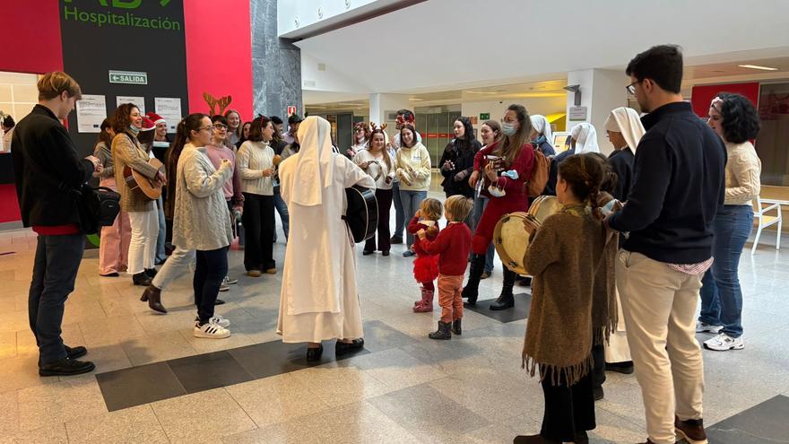 La Pastoral Universitaria de Oviedo llena de villancicos las habitaciones de HUCA