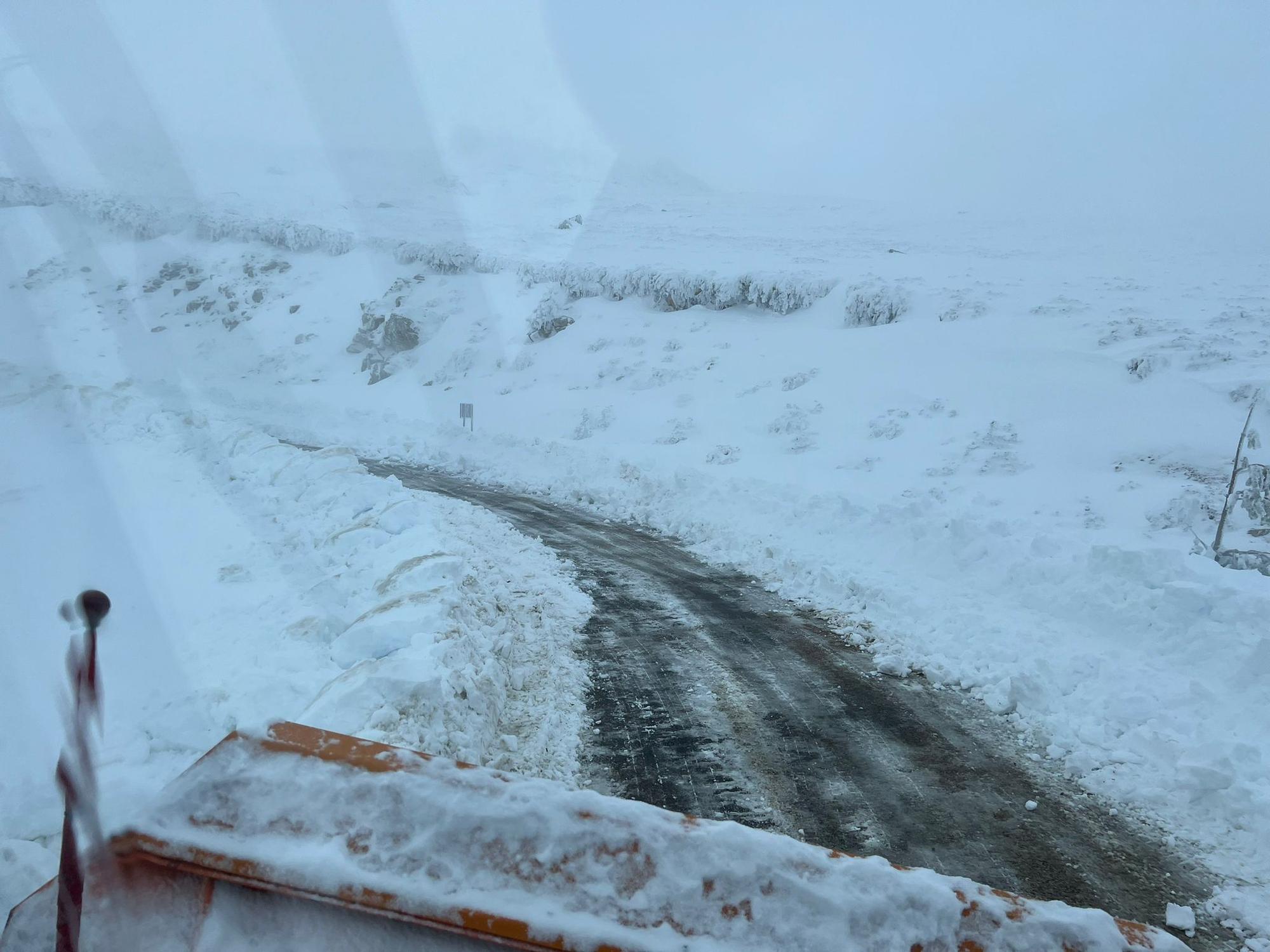 GALERÍA | Cortan la carretera hasta Vizcodillo debido a la nieve acumulada en la calzada