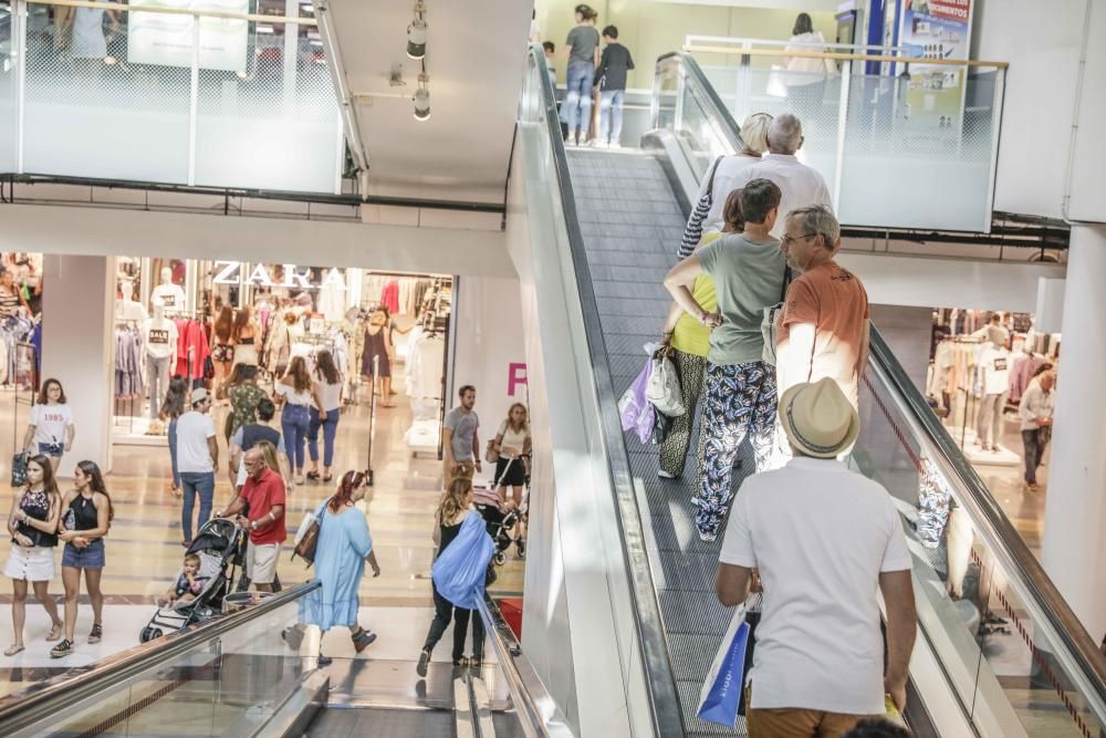 Las rebajas de verano arrancan  con fuerza por el empuje turístico