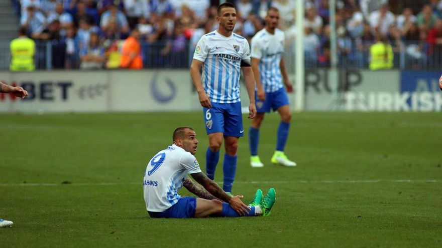 Ignacio Camacho, con Sandro en el suelo, en el partido ante el Real Madrid, el que pudo ser el último de ambos con el Málaga CF.