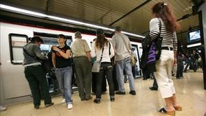 De espaldas, varias mujeres que se dedican a robar en el metro de Barcelona.