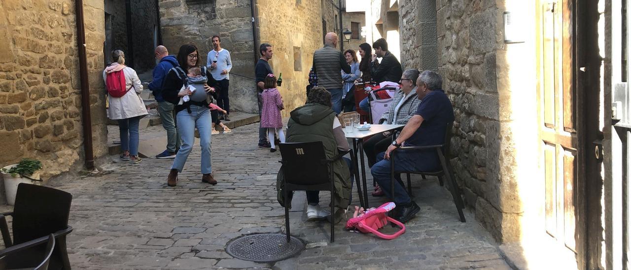 Numerosas personas, este martes, en las calles de Sos del Rey Católico.