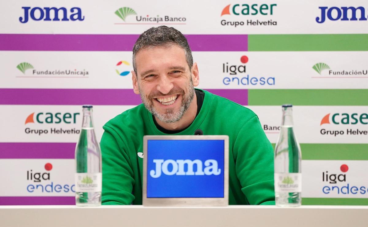 Navarro sonríe durante la rueda de prensa.