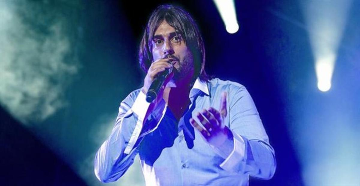 Melendi, en un moment del seu concert d’ahir a la nit al Sant Jordi. Melendi, en un moment del seu concert d’ahir a la nit al Sant Jordi.