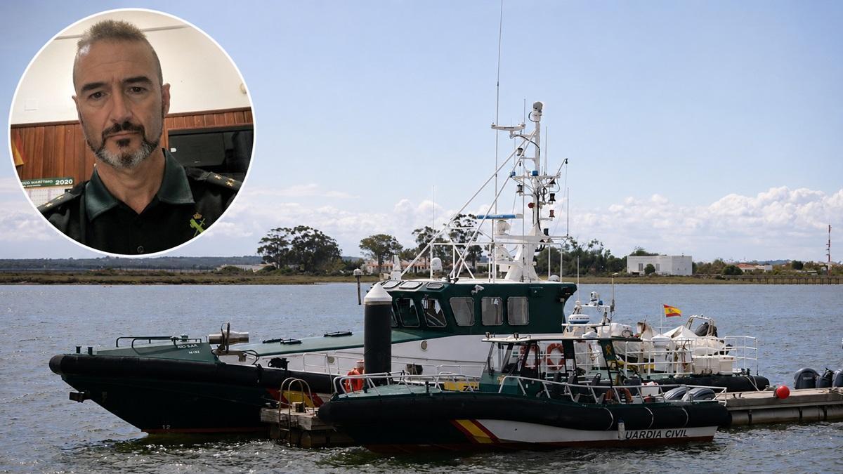Embarcaciones de la Guardia Civil en un muelle del puerto de Huelva y la imagen del capitán fallecido