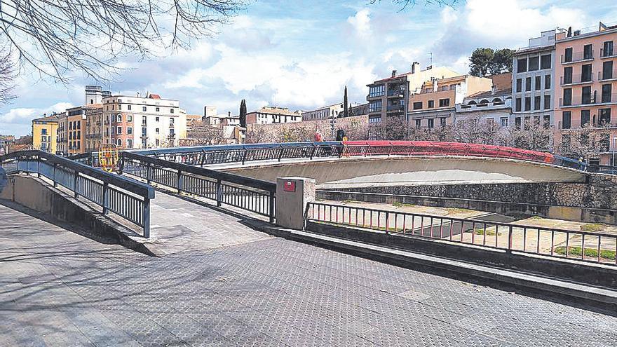 Per què pinten de negre un pont de Girona?